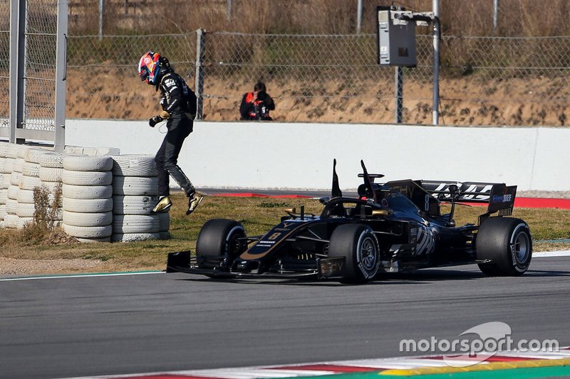 Romain Grosjean, Haas F1 Team VF-19 si ferma in pista