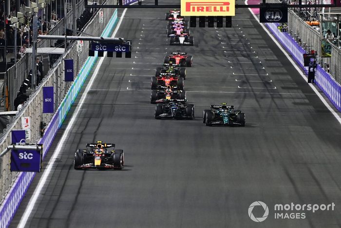 Sergio Pérez, Red Bull Racing RB19, Fernando Alonso, Aston Martin AMR23, George Russell, Mercedes F1 W14