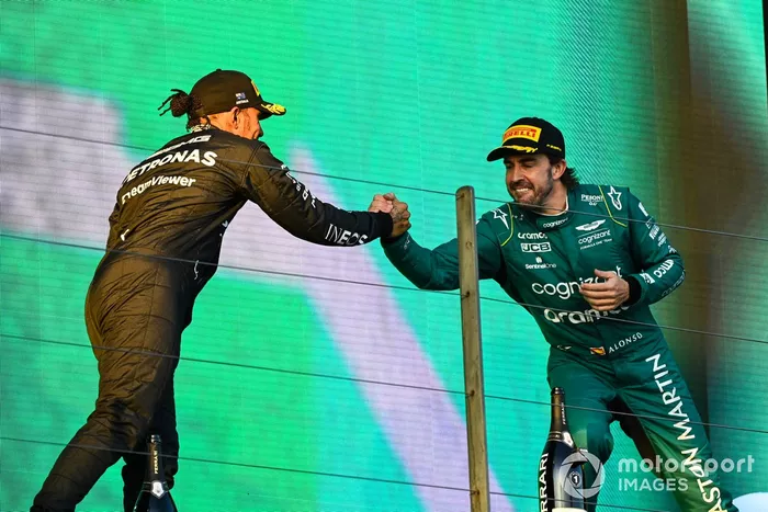 Podio: segundo lugar Lewis Hamilton, Mercedes-AMG, tercer lugar Fernando Alonso, Aston Martin F1 Team