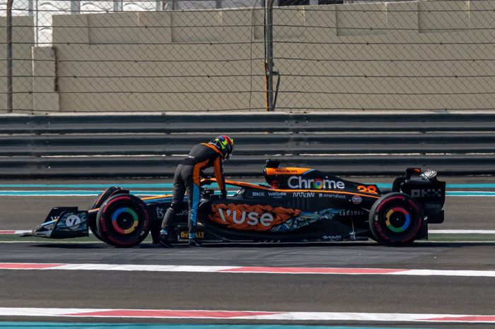 Oscar Piastri, McLaren MCL36, sale de su coche