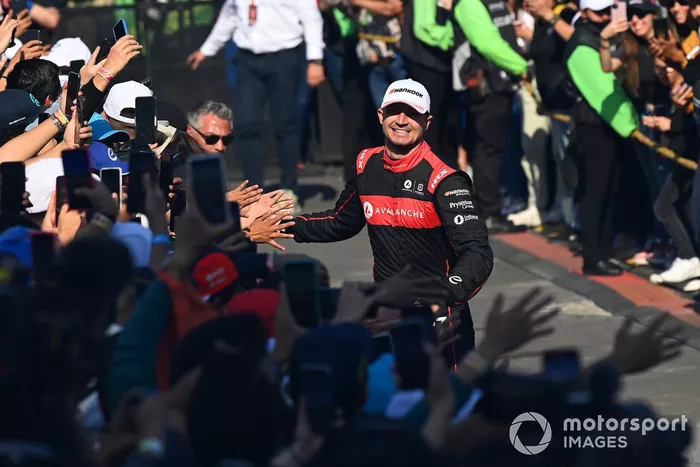 Jake Dennis, Andretti Autosport, 1ª posición, en la ceremonia del podio