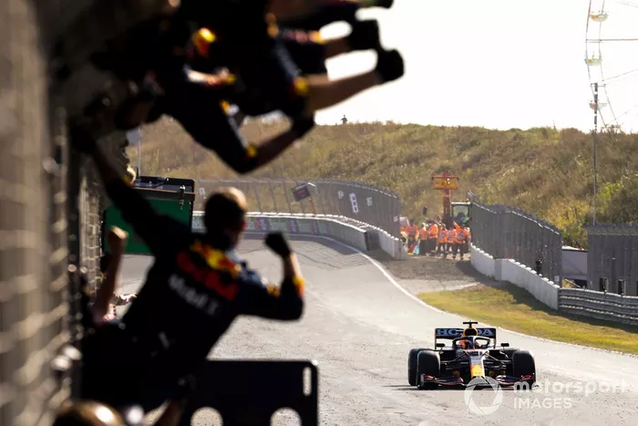 Ganador Max Verstappen, Red Bull Racing RB16B cruza la meta