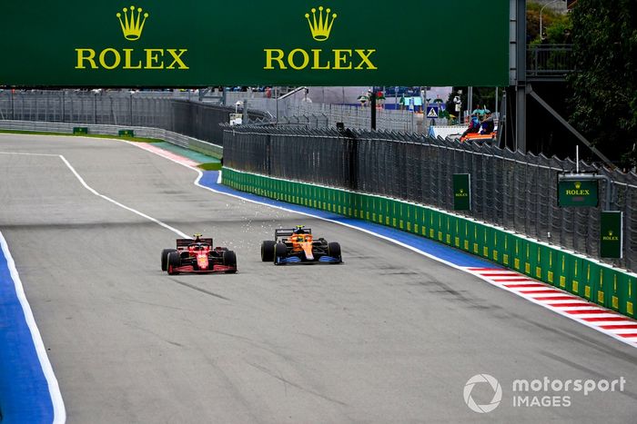 Carlos Sainz Jr., Ferrari SF21, lucha con Lando Norris, McLaren MCL35M