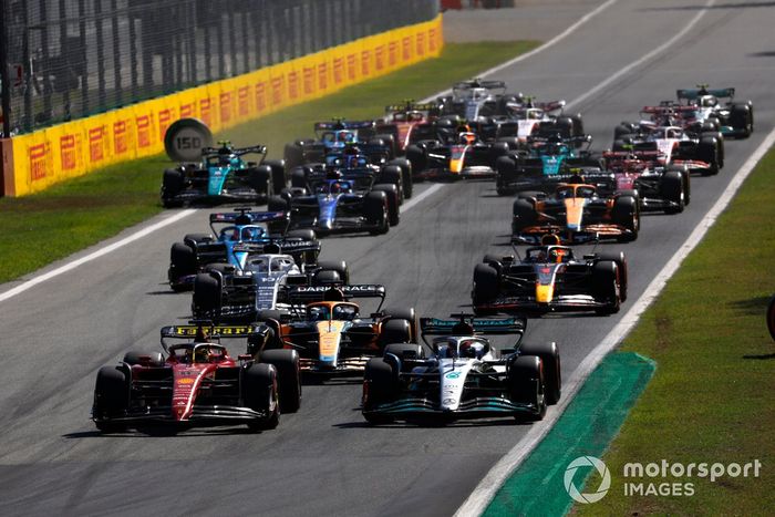 Charles Leclerc, Ferrari F1-75, George Russell, Mercedes W13, Daniel Ricciardo, McLaren MCL36, Pierre Gasly, AlphaTauri AT03, Max Verstappen, Red Bull Racing RB18, el resto en la salida