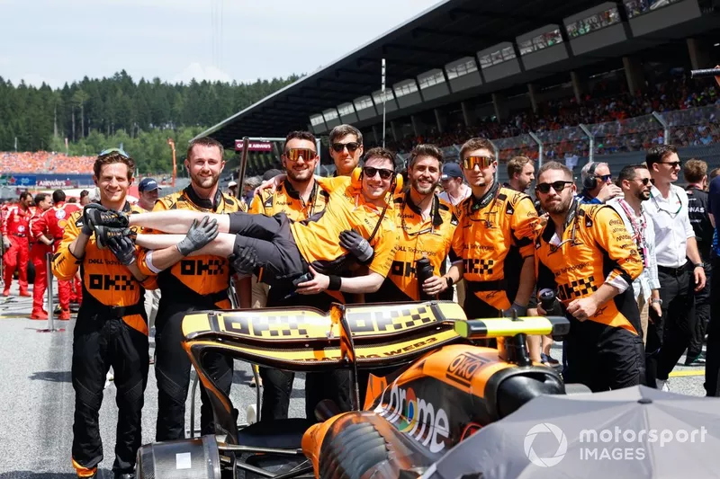 L'équipe McLaren sur la grille avec la voiture de Lando Norris, McLaren MCL38