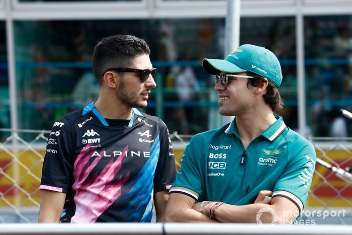 Esteban Ocon, Alpine F1 Team, Lance Stroll, Aston Martin F1 Team, asisten al desfile de pilotos 