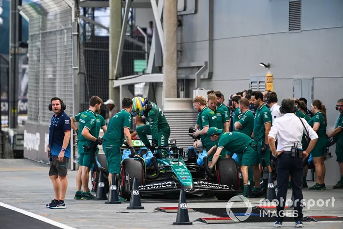 Fernando Alonso, Aston Martin F1 Team, se baja del coche antes de que lo pongan en el puente de pesas.