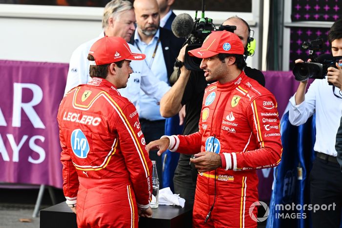 Carlos Sainz, Scuderia Ferrari, rozmawia z Polakiem Charlesem Leclercem, Scuderia Ferrari