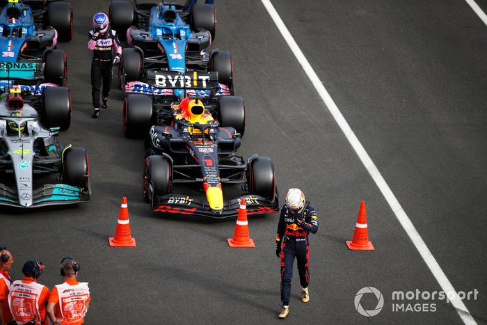 Max Verstappen, Red Bull Racing, Fernando Alonso, Alpine F1 Team, en el Parc Ferme tras la clasificación