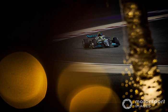 Lewis Hamilton, Mercedes W13, en el circuito