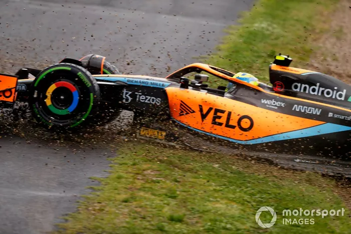 Lando Norris, McLaren MCL36, se cae al final de la clasificación