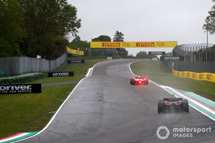 Kevin Magnussen, Haas VF-22, Charles Leclerc, Ferrari F1-75