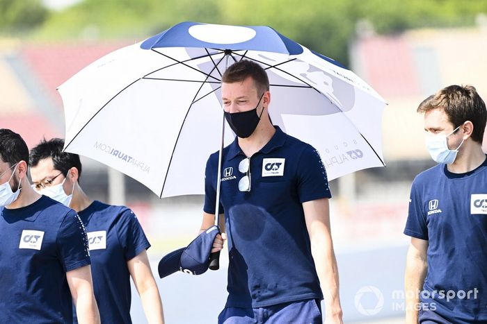 Daniil Kvyat, AlphaTauri camina por la pista