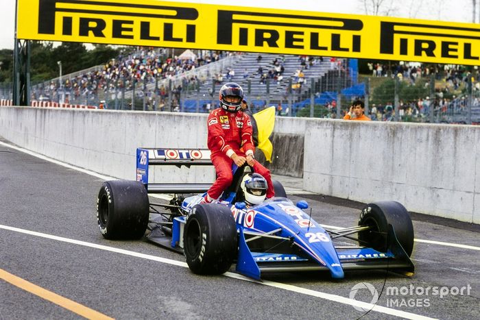 Gerhard Berger (pegando carona nesta foto com Stefan Johansson) fechou o pódio com a Ferrari. O austríaco viria a ser companheiro e amigo de Senna na McLaren