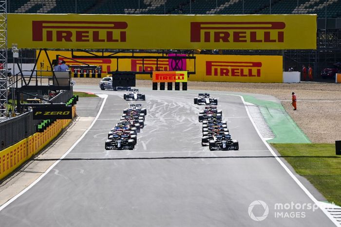 Los monoplazas en parrilla de salida antes de arrancar