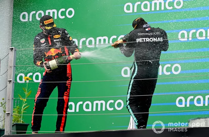 Podio: ganador Lewis Hamilton, Mercedes-AMG Petronas F1, segundo lugar Max Verstappen, Red Bull Racing