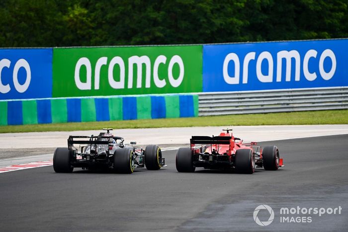 Charles Leclerc, Ferrari SF1000, pasa a Valtteri Bottas, Mercedes F1 W11