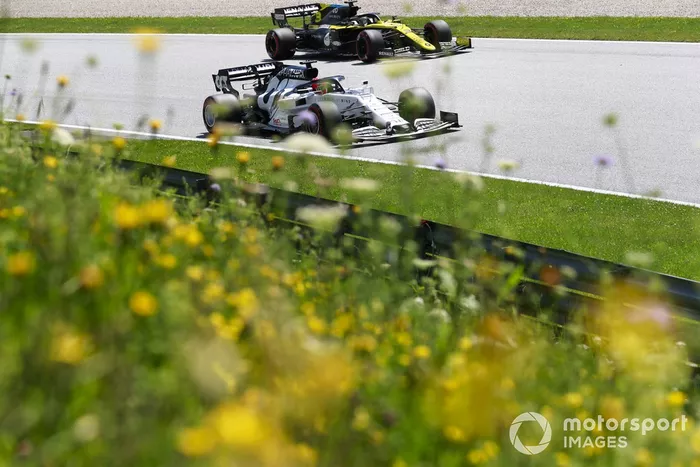 Daniil Kvyat, AlphaTauri AT01, leads Daniel Ricciardo, Renault F1 Team R.S.20