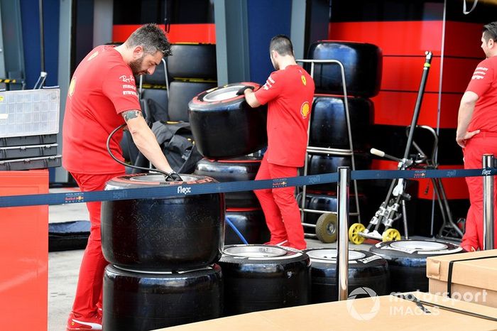 Mecánicos de Ferrari revisando las ruedas