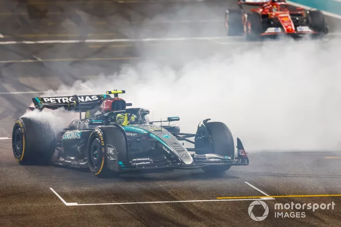 Lewis Hamilton, Mercedes F1 W15, fait des donuts à la fin de la course