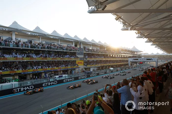 Lando Norris, McLaren MCL38, Oscar Piastri, McLaren MCL38, Max Verstappen, Red Bull Racing RB20, Carlos Sainz, Ferrari SF-24, the rest of the field at the start