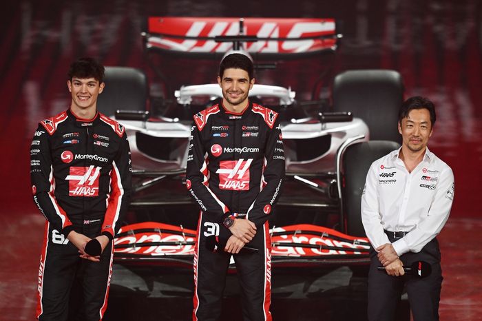 Oliver Bearman, Haas F1 Team, Esteban, Haas F1 Team, Ayao Komatsu, Team Principal, Haas F1 Team