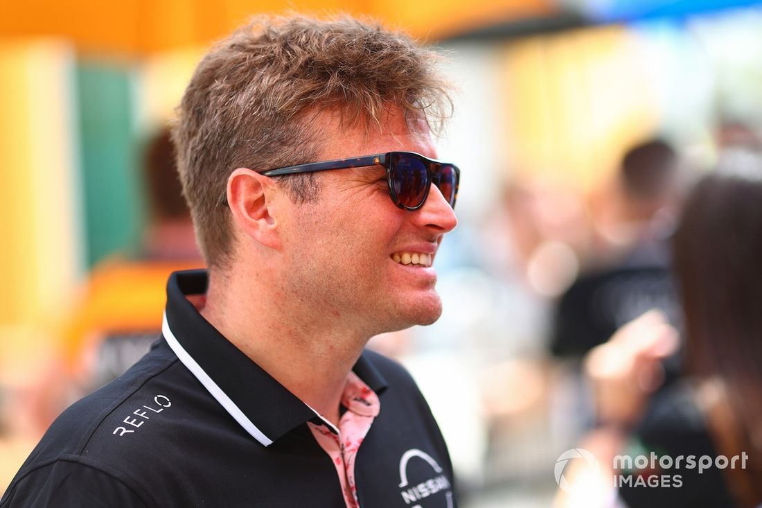 Oliver Rowland, del equipo Nissan de Fórmula E, observa en el paddock