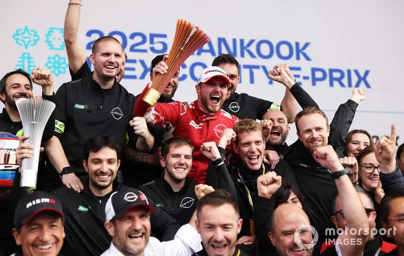 Oliver Rowland, vainqueur de la course et membre de l'équipe Nissan Formula E, célèbre avec son équipe sur le podium.