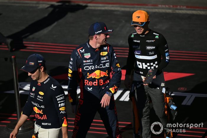 Sergio Pérez, Red Bull Racing, 3ª posición, Max Verstappen, Red Bull Racing, 1ª posición, Lando Norris, McLaren, 2ª posición, abandonan el podio de la carrera Sprint.