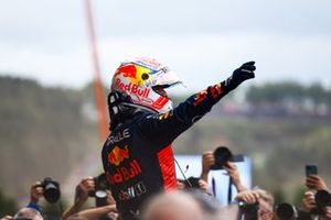 Max Verstappen, Red Bull Racing, 1ª posición, celebra su llegada al Parc Ferme