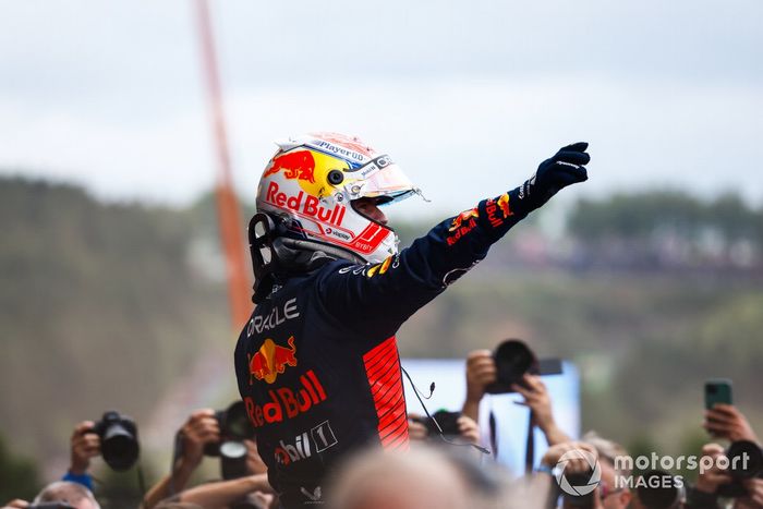 Max Verstappen, Red Bull Racing, 1ª posición, celebra su llegada al Parc Ferme