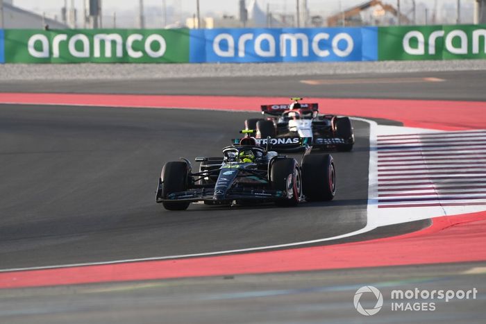 Lewis Hamilton, Mercedes F1 W14, Yuki Tsunoda, AlphaTauri AT04