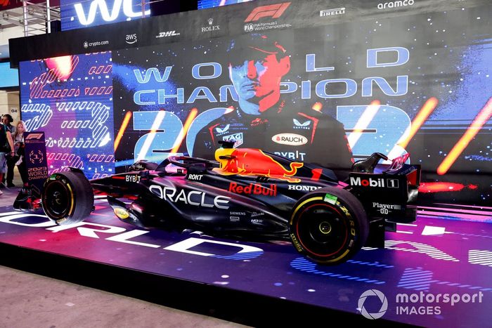 El coche de Max Verstappen, Red Bull Racing RB19, 2º clasificado y campeón del mundo de pilotos 2023, en Parc Ferme tras la carrera Sprint.
