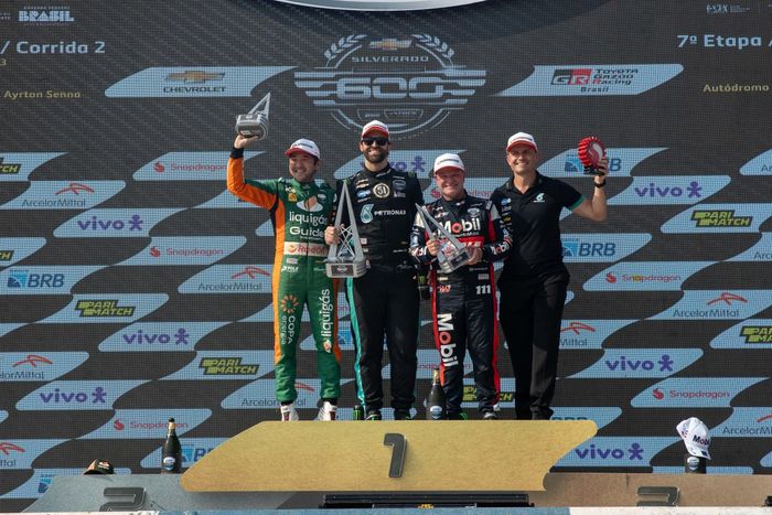 Átila Abreu, Rafael Suzuki e Rubens Barrichello no pódio da corrida 2