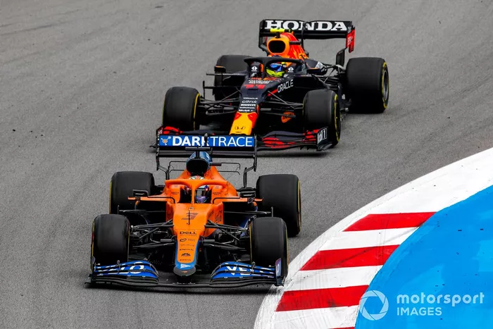 Daniel Ricciardo, McLaren MCL35M, Sergio Pérez, Red Bull Racing RB16B