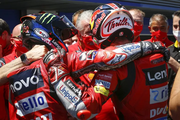 Ganador de la carrera Jack Miller, Ducati Team celebra con el segundo lugar Francesco Bagnaia, Ducati Team
