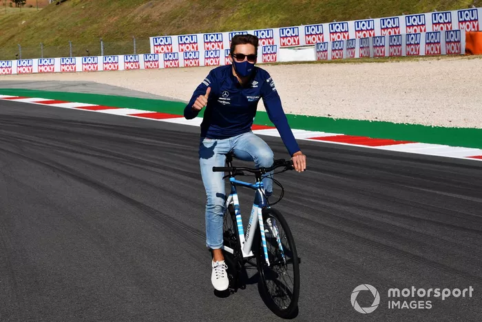 George Russell, Williams, recorre la pista en bici