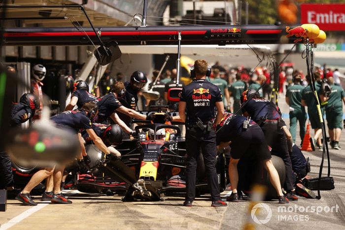 Max Verstappen, Red Bull Racing RB16B, en pits