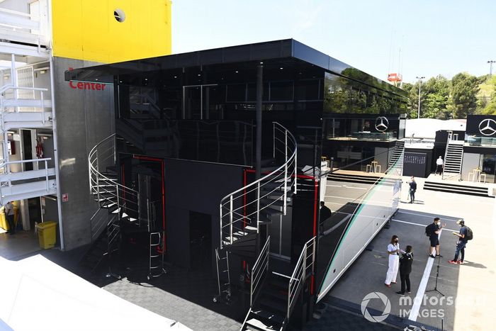 Mercedes motorhome en el paddock
