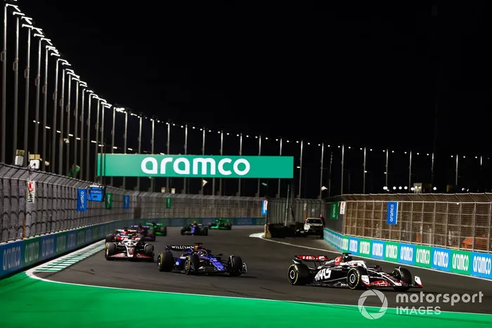 Kevin Magnussen, Haas VF-24, Alex Albon, Williams FW46, Nico Hulkenberg, Haas VF-24