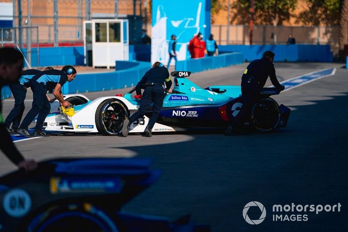 Mechanics push Ma Qing Hua, NIO 333, NIO FE-005 back into the garage