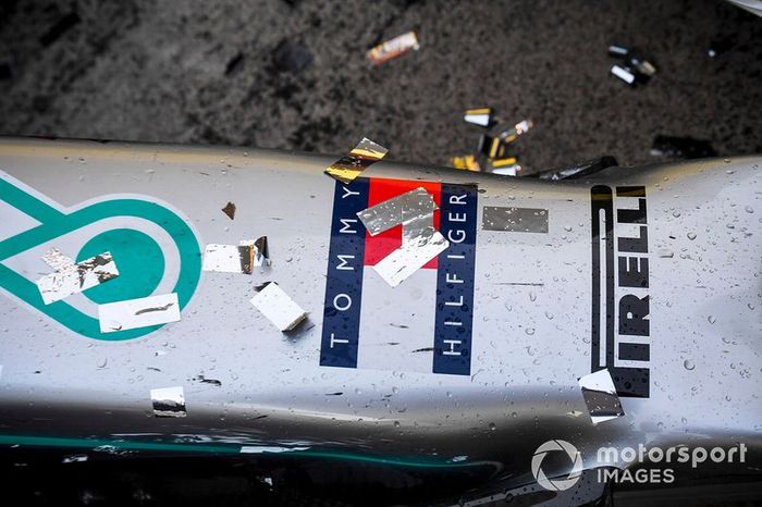Champagne y confetti en el Mercedes AMG F1 W10