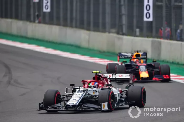 Antonio Giovinazzi, Alfa Romeo Racing C38, precede Max Verstappen, Red Bull Racing RB15