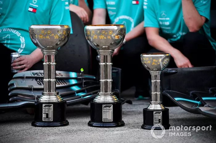 Trofei di Valtteri Bottas, Mercedes AMG F1, terzo classificato, e di Lewis Hamilton, Mercedes AMG F1 e il trofeo dei costruttori