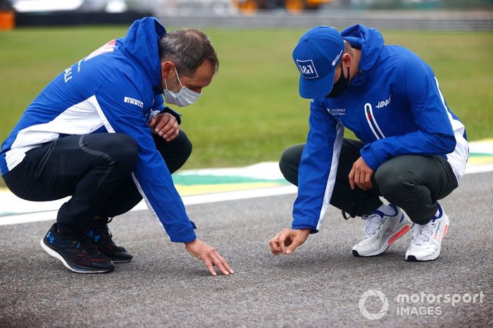 Mick Schumacher, Haas F1, camina por la pista
