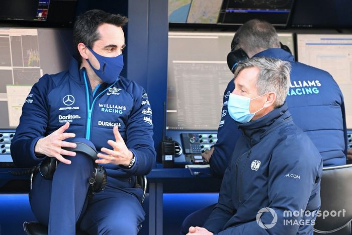 El equipo Williams en el muro de boxes con un representante de la FIA