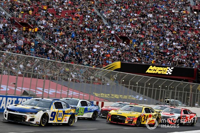 Chase Elliott, Hendrick Motorsports, Chevrolet Camaro NAPA Auto Parts y Daniel Suarez, TrackHouse Racing, Chevrolet Camaro Freeway Insurance