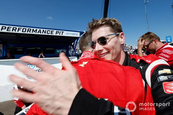 El piloto Scott McLaughlin, del Team Penske Chevrolet, celebra su pole position con su compañero Josef Newgarden