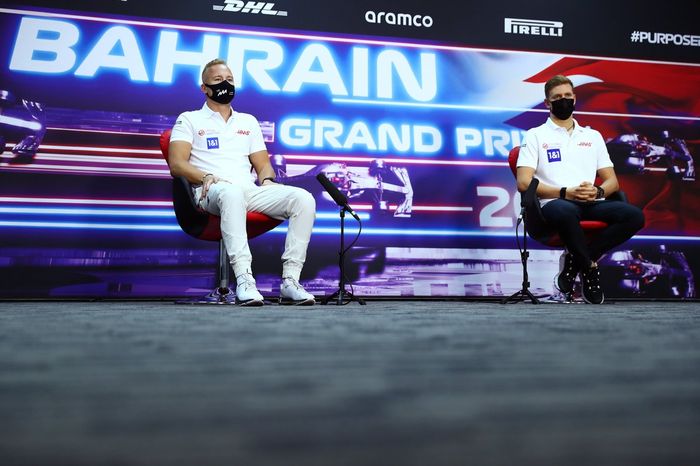 Nikita Mazepin, Haas F1, Mick Schumacher, Haas F1 en la conferencia de prensa