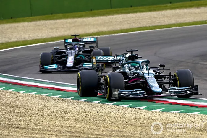 Lance Stroll, Aston Martin AMR21, Lewis Hamilton, Mercedes W12